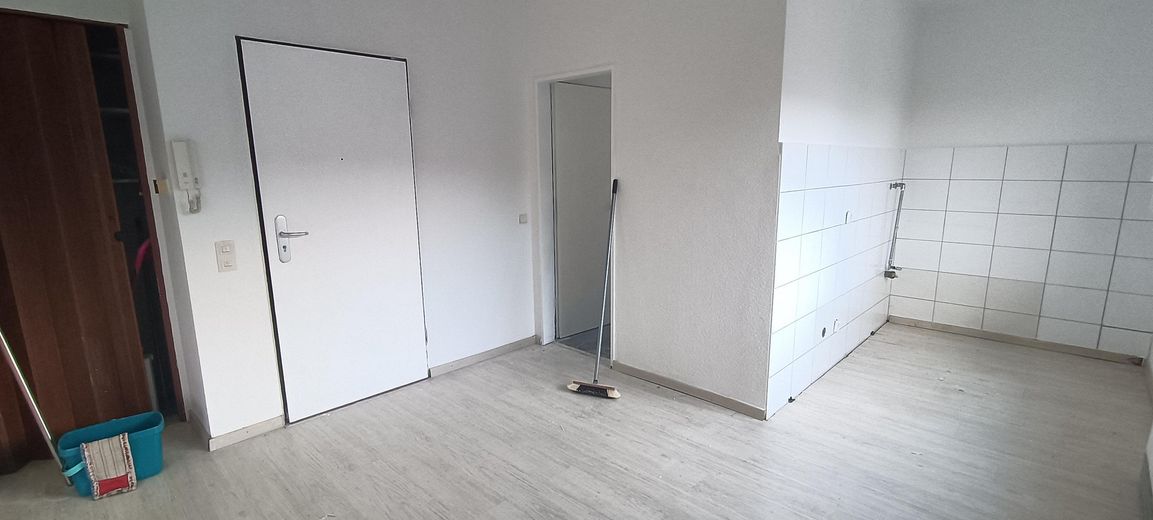 mieszkanie 1,5-pokojowe na 1. piętrze w domu 6-rodzinnym – Küche, Diele