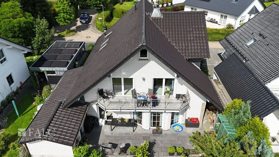 Ein großes Haus im Blumen Viertel in Nümbrecht – Außenansicht Gartenseite