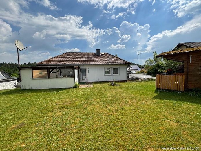 Ruhig gelegenes Einfamilienhaus mit Einliegerwohnung und großem Grundstück in Oberkotzau – VUB0002472-2