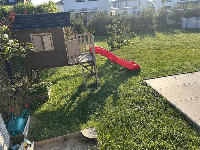 Modern tek ailelik ev, geniş bahçeli – Garten