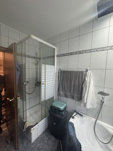 Przestronne 3 pokoje, kuchnia, przedpokój, łazienka, balkon w Viersen – Bad/Dusche
