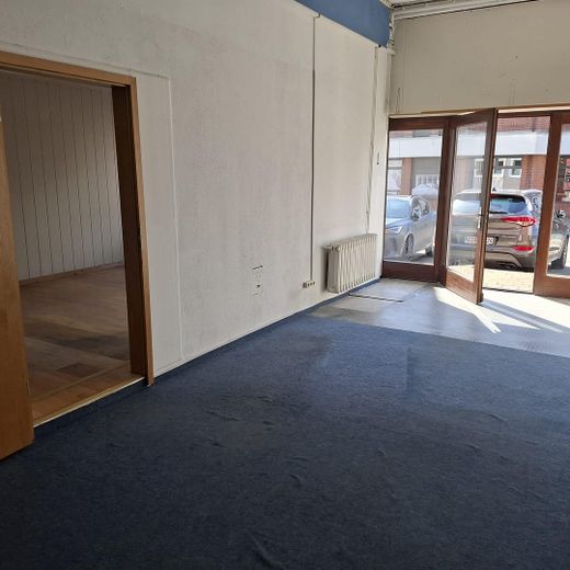 Zum Nebenraum/Büro