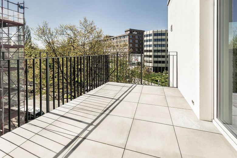 Hochwertige Neubauwohnung | Dachgeschoss | großer Südwestbalkon | voll möbliert – Balkon