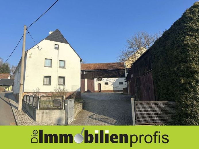 Plauen 4 km: Dreiseithof mit Scheunen, Garten und Baugrund – Foto 1