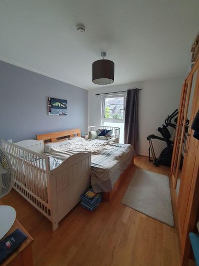 Moderno piso de 4 habitaciones con balcón, ascensor y plaza de garaje subterráneo en Thon – Schlafzimmer mit En Suite Bad