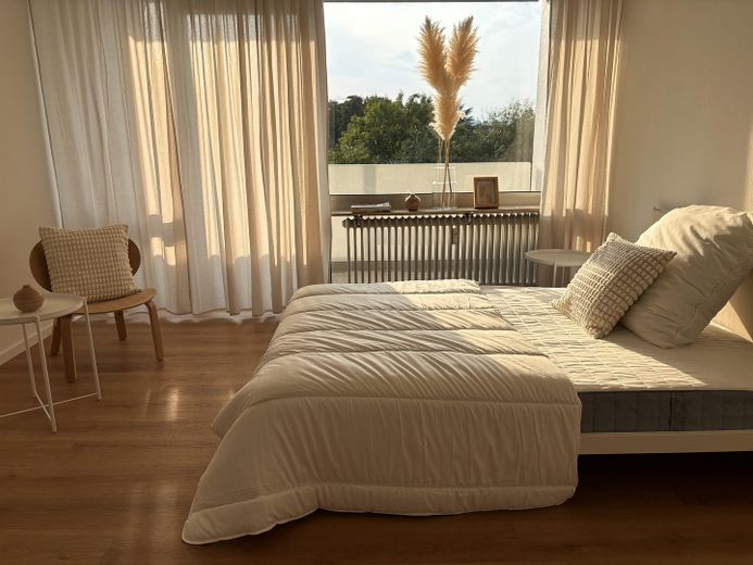 Möblierte 1-Zimmer-Wohnung mit großem Balkon und Blick ins Grüne in Liederbach – Foto 2