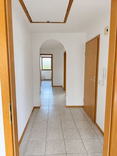 Tanto spazio su 96 m²: appartamento al piano superiore con 4 locali, balcone, cucina componibile e garage – Eingangsbereich und weitere Fl
