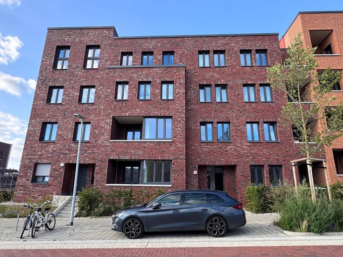 *1 NKM sparen bei Einzug* Modernes Wohnen in Kronsrode: 2-Zimmer-Wohnung mit EINBAUKÜCHE, LOGGIA und BALKON – Außenansicht