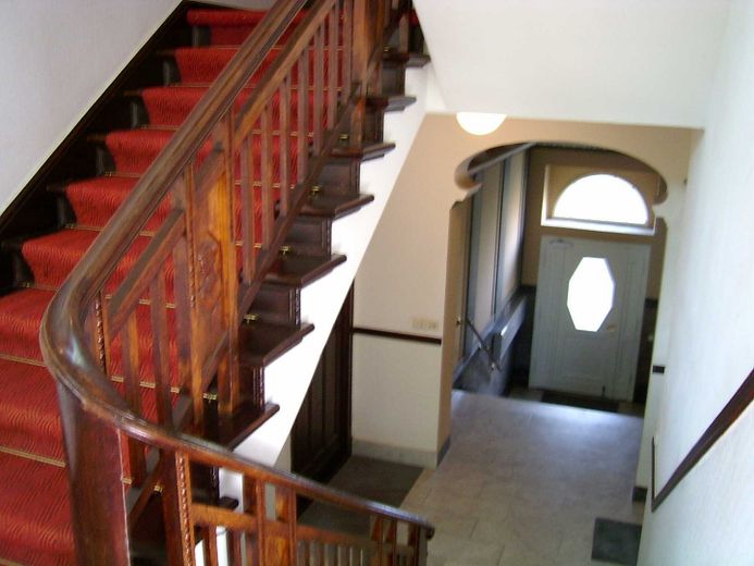 Ruhiges und stilvolles Wohnen in sanierter Jugendstilvilla – Treppenhaus