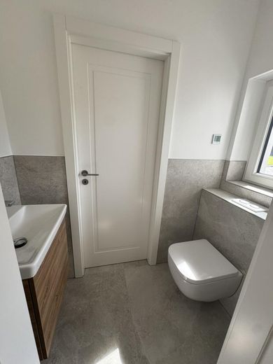 First occupancy: low-energy house in Düsseldorf-Kalkum, commission-free, south-west orientation – Gäste-WC EG West