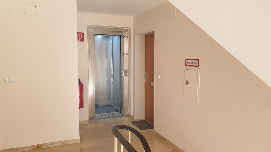 Schöne 3 Zimmer Eigentumswohnung in beliebter Lage Donauwörth Parkstadt – Treppenhaus mit Aufzug