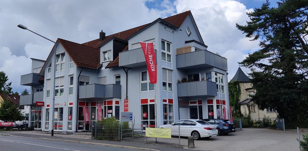 Süd-/Ost Seite mit Stellplätze