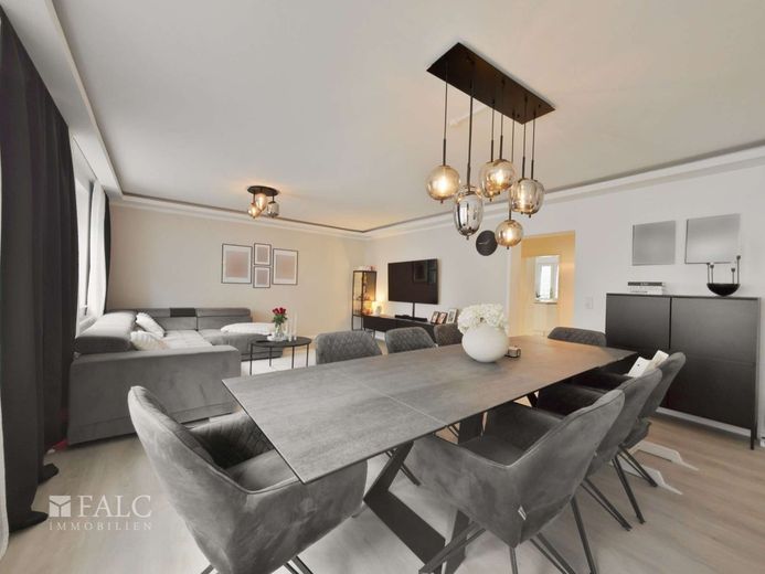 Einziehen und wohlfühlen: Stilvoll sanierte 3-Zimmer-Wohnung mit Designküche – Wohnzimmer
