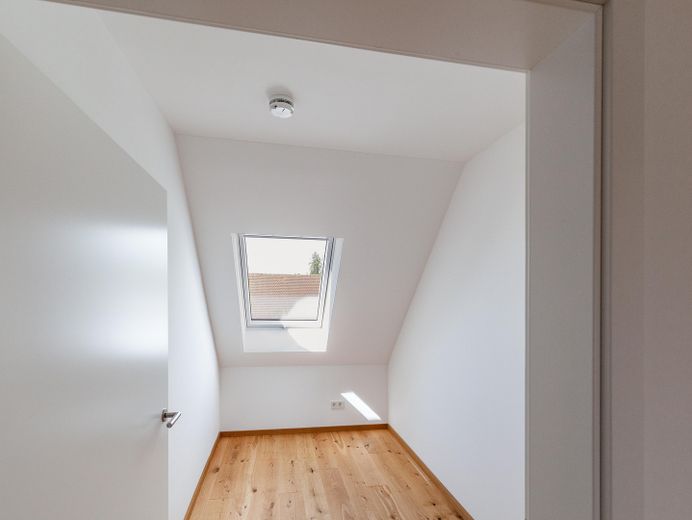 PROVISIONSFREI – Traumhafte Galerie-Wohnung im Erstbezug am Dorfplatz von Augsburg-Inningen – Homeoffice / Kind