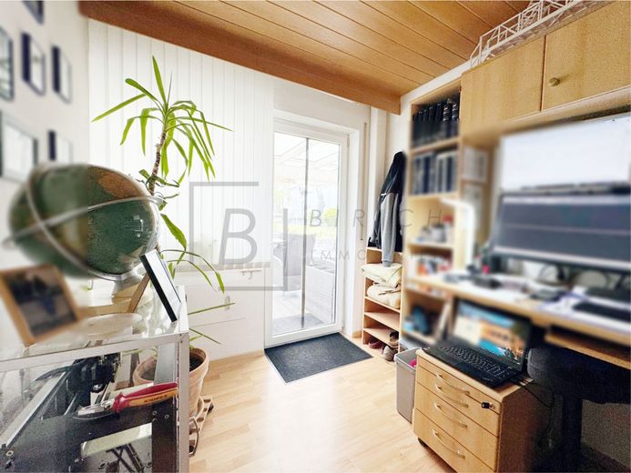 Mehrfamilienhaus mit Seltenheitswert - 448 m² Wohnfläche, 1.230 m² Grundstück und vielseitige Nutzungsmöglichkeiten – Büro EG