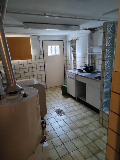 Reihenendhaus mit großem Garten, Voll-Keller, Isolierter,großer Dachboden und zwei Garagen – Keller-Heizung-Dusche-Ausgang