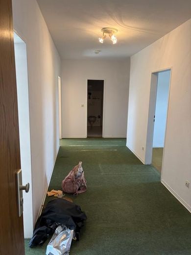 Appartamento mansardato con 4 locali, cucina, bagno sul Mallendarer Berg – Diele, noch unrenoviert