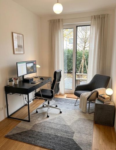 Appartement moderne et haut de gamme de 4 pièces avec jardin - sans commission – Arbeitszimmer