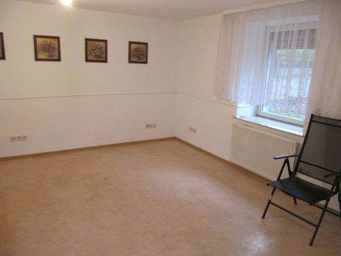 from PRIVATE ** single-family house + outbuilding * garden * garage * courtyard * basement – Foto 1