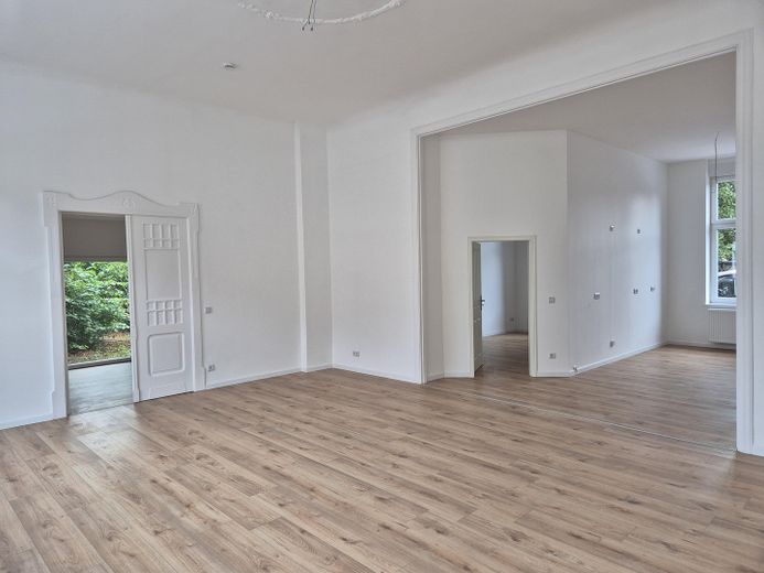Erstbezug nach Sanierung – Stilvolle 4-Zimmer-Altbauwohnung mit 126 m² – Wohnzimmer (1) zur off. Küche 