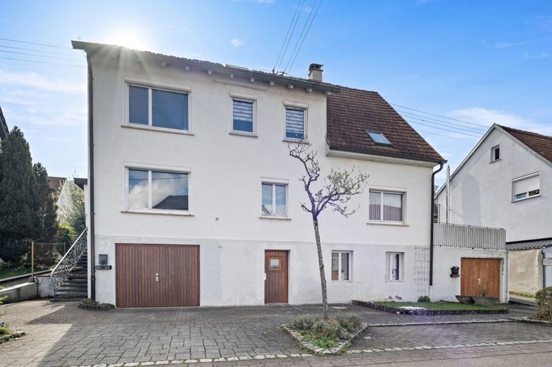 PROVISIONSFREI- Platz für Familie, Gäste oder Mieteinnahmen - Haus mit flexiblem Wohnkonzept – Vorderansicht