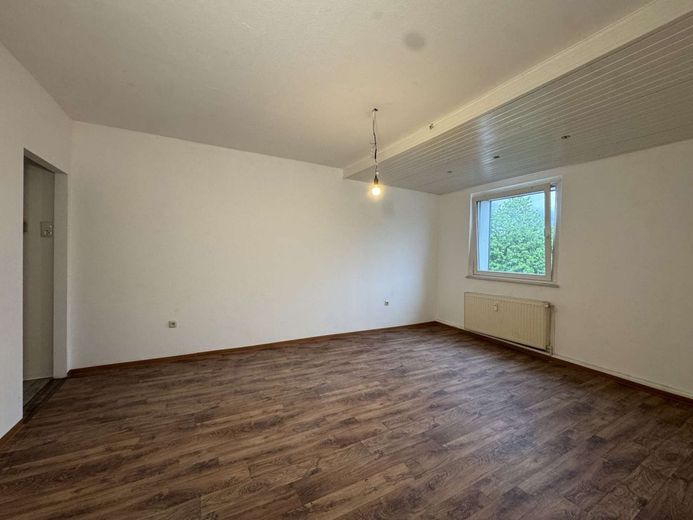 Großzügige, renovierte 5-Zimmer-Dachgeschosswohnung in Bochum-Wattenscheid - perfekt für Familien – Wohnzimmer 1