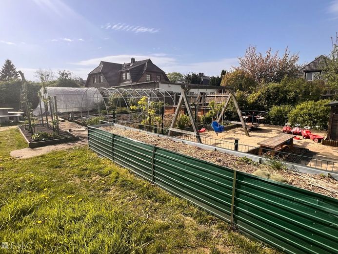 Spielplatz / Gemüsegarten