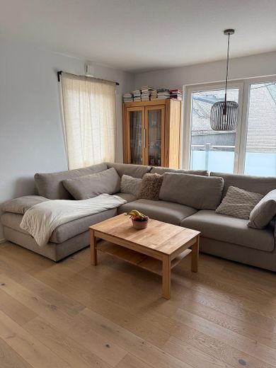 Moderne Neubau-Wohnung für Singles und Paare – Wohnzimmer