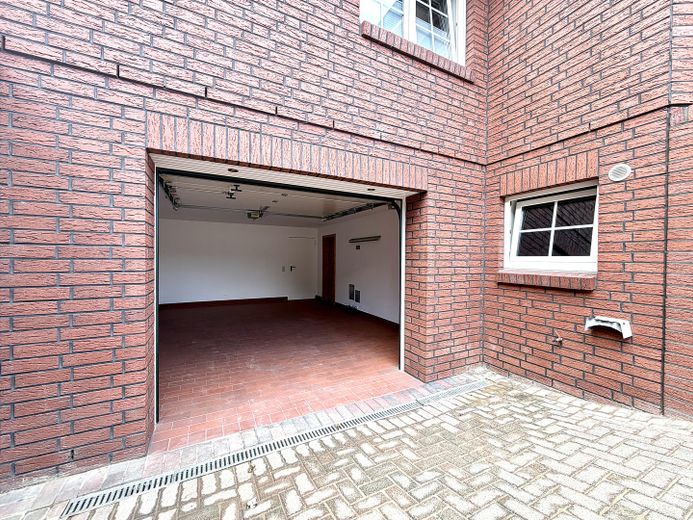 225 qm Familienglück auf 2 Ebenen + Toller Garten, Sauna & Kamin – Einfahrt Garage
