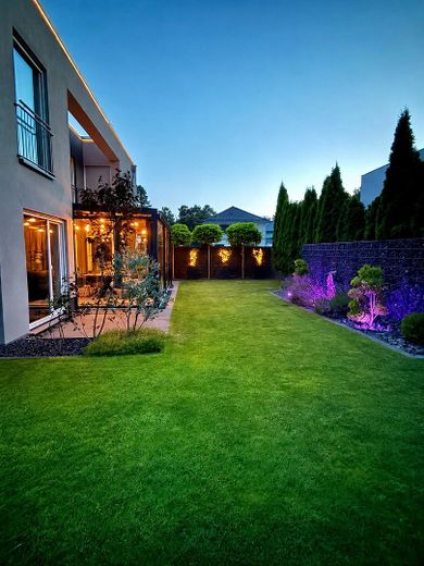 Casa unifamiliare di alta qualità in costruzione massiccia con moderna tecnologia energetica e giardino elegante – Foto 27