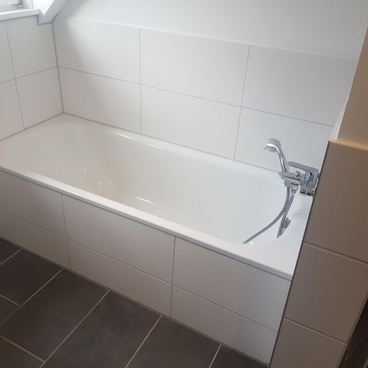 Saniertes Zweifamilienhaus zur Miete in Giesen – OG Bad (2)