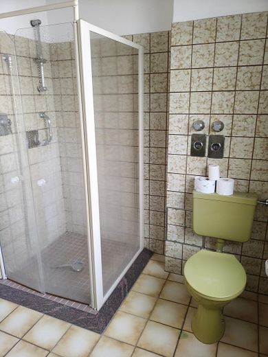 Appartement en copropriété solide de 2 pièces avec loggia et vue imprenable dans un emplacement calme – Badezimmer/Dusche 1