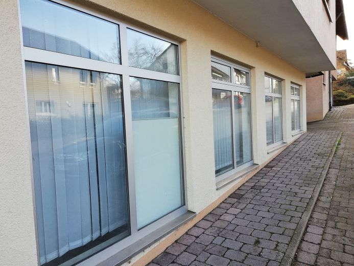 1A–Lage für Büro, Praxis, Studio und flexibel nutzbare Geschäftsräume – Fenster