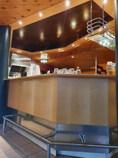Complejo hotelero, 35 habitaciones individuales y 10 dobles con 50 plazas de aparcamiento, alquilado a largo plazo a trabajadores desplazados/estudiantes – Foto 4