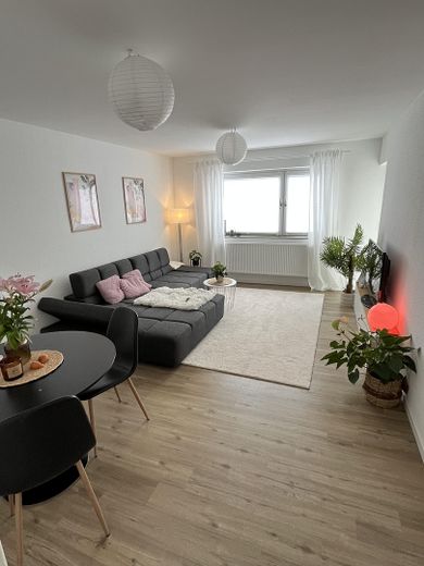 List, recién renovado, 2 habitaciones/balcón a partir del 01.09. o más tarde – Foto 1