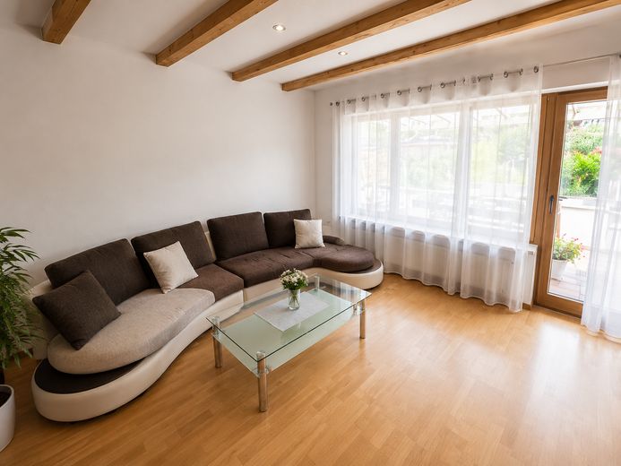 DHH+Bungalow zu Vermieten – Wohnzimmer Haupthaus