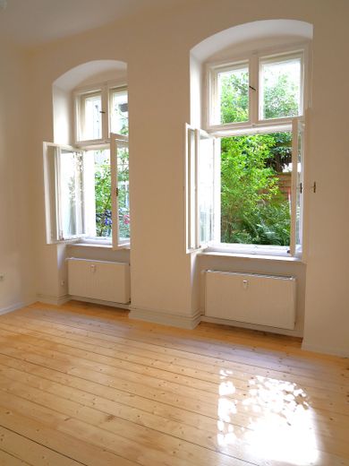 Provisionsfrei - gepflegte, helle Altbauwohnung in Nord-Neukölln – Wohnzimmer