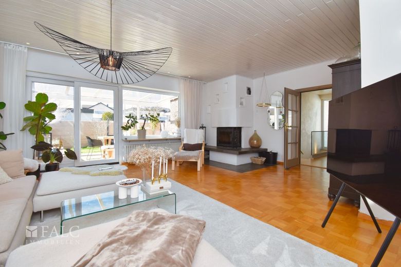Ihr Zuhause zum Wohlfühlen - mit Garten, Doppelgarage und Raum zum Entfalten – Wohnzimmer