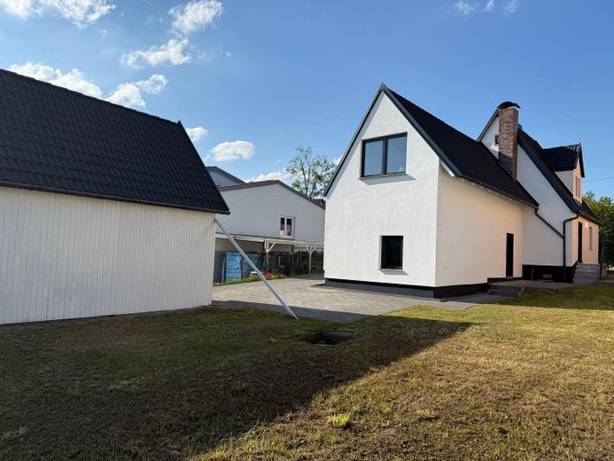 Modernisiertes Einfamilienhaus mit separatem Wohnbereich und großem Garten in Lonnerstadt – Hinteransicht 1