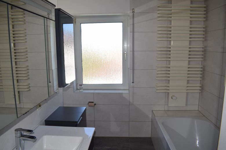 Provisionsfrei! 3-Zimmer Maisonette im 3. OG – Tageslichtbad (I)