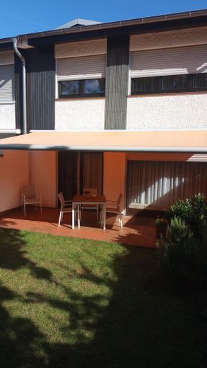 Villetta a schiera centrale ben tenuta con garage in posizione privilegiata – Terrasse