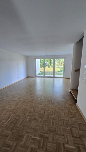 Derede yaşamak - bahçeli ve yeşilliğe bakan aile için modern yeni yapım sıra evi – Wohnzimmer