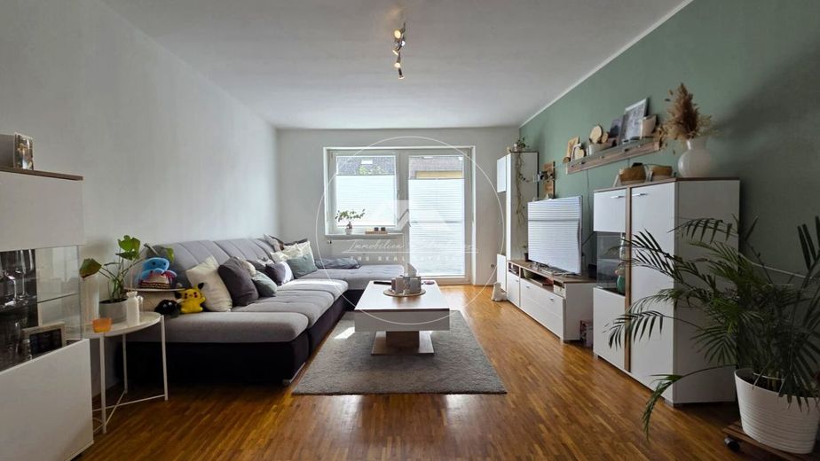 Selten: 4-Zimmer-Wohnung mit Privatgarten, Balkon, Garage &amp;  Top Anbindung – Wohnzimmer mit Zugang zum Garten