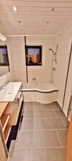 Słoneczne mieszkanie 4-pokojowe z kuchnią, łazienką i WC, balkonem od południa, garażem indywidualnym oraz ogrodem o powierzchni 250 m² w Siegertshofen Fischach – Bad