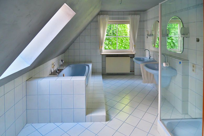 Charmantes EFH im Ensemble mit Altbau, Scheune, Wiese – 2 Waschbecken, Wanne, Dusche..