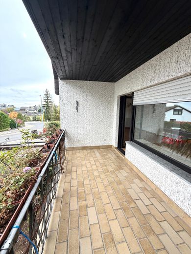 Vielseitiges Mehrfamilienhaus mit 3 Einheiten & attraktivem Baugrundstück – Balkon EG (Zugang vom Wohnz.)