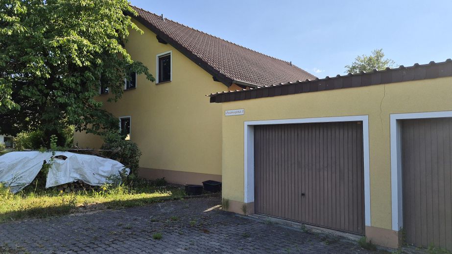 Großes Haus mit 2 spiegelgleichen Einheiten im EG mit Keller, Ausbaufähigen OG und großen Garten – Haus Straßenseite