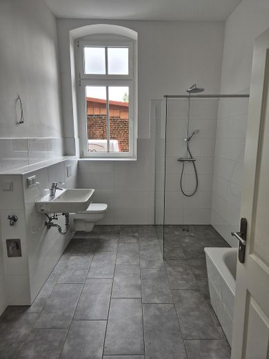 Erstbezug nach Sanierung – Stilvolle 4-Zimmer-Altbauwohnung mit 126 m² – Bad mit Dusche ...