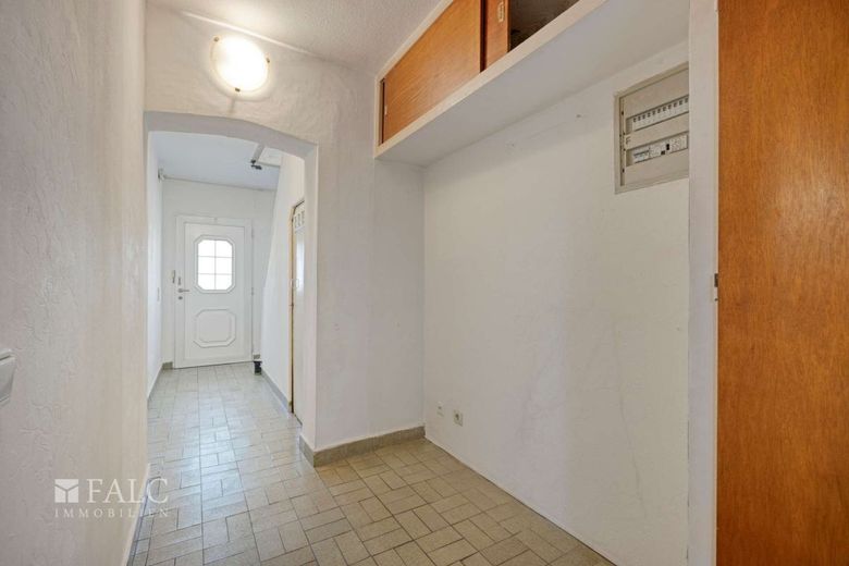 Charmantes sanierungsbedürftiges Einfamilienhaus mit Potenzial in ruhiger Lage von Worringen – Hausflur