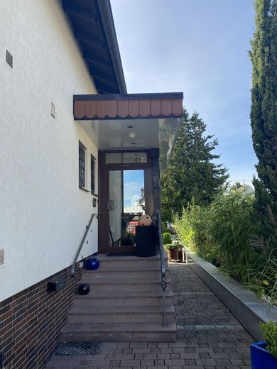 Verglaster Eingangsbereich